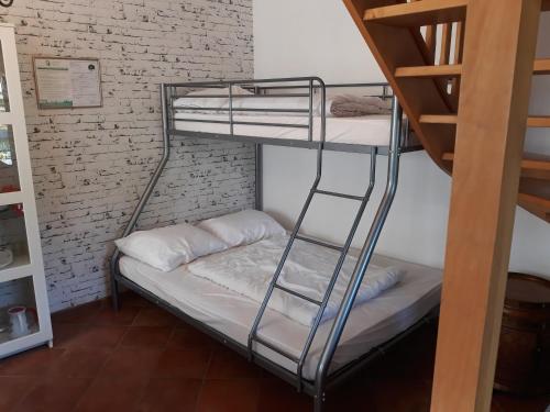 a bunk bed in a room next to a brick wall at Les Six Vallées in Ramillies