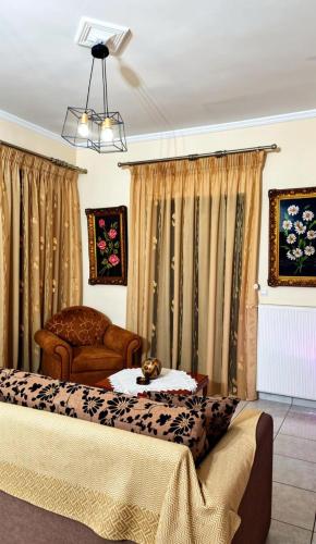 ein Schlafzimmer mit einem Bett und einem Stuhl in der Unterkunft Dinis Hill in Tragána