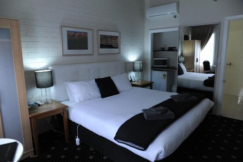Ένα ή περισσότερα κρεβάτια σε δωμάτιο στο Norwood House Motel & Receptions