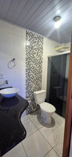 a bathroom with a toilet and a sink at Pousada chafariz in Pirenópolis