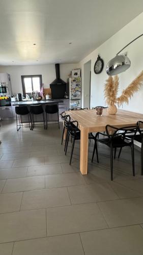 Maison, idéalement située piscine a partager