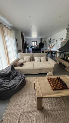 Maison, idéalement située piscine a partager