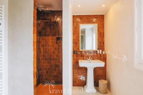 a bathroom with a sink and a shower at Villa Phoenix in La Couarde-sur-Mer
