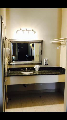 Ảnh trong thư viện ảnh của Castaic Inn Six Flags Valencia ở Castaic