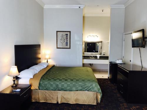 Giường trong phòng chung tại Castaic Inn Six Flags Valencia
