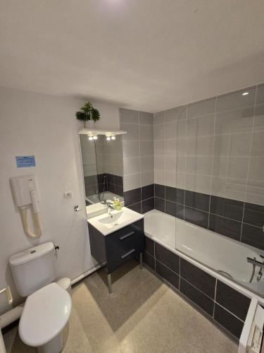 Studio avec piscine 2-4 personnes à deux pas du port