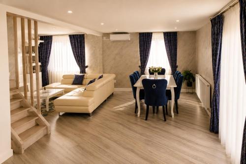 a living room with a couch and a table at Apartament Deluxe Bistrita in Bistriţa