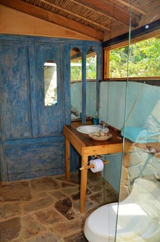a bathroom with a sink and a toilet at Chalet Casa de Teja in Tinjacá