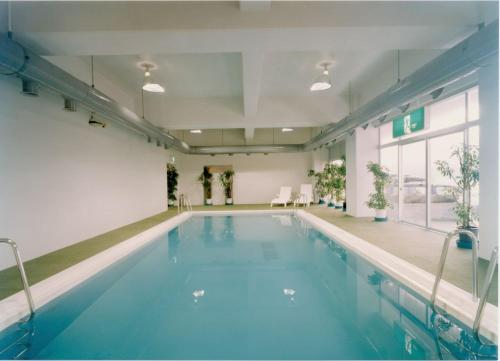 Bazén v ubytování Hotel Chalet Yuzawa Ginsui nebo v jeho okolí