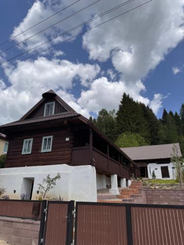 a house with a fence in front of it at Drevenica Kráľova in Šumiac