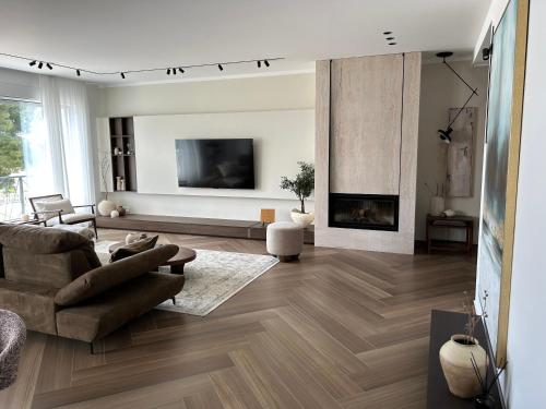 Azure Pine Residence Private Heated Pool & Rooftop Jacuzzi