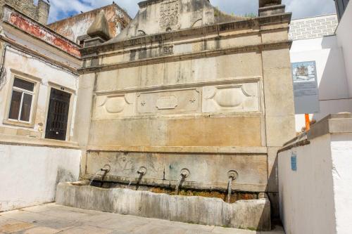 an old building with a plaque on the side of it at Bicas Velhas Studio in Loulé