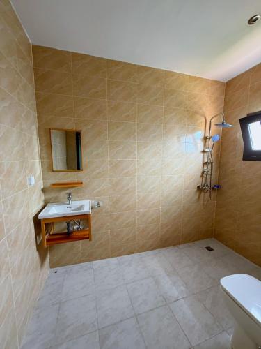 a bathroom with a sink and a toilet at Grand Studio Cosy in Cocody