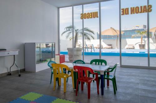 a dining room with a table and chairs and a pool at Hotel Stadium Leon in León