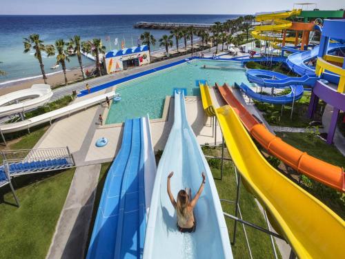 Eine Frau rutscht in einem Wasserpark eine Wasserrutsche hinunter. in der Unterkunft Rixos Sungate - The Land of Legends Access in Beldibi