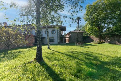 a tree in the yard of a house at Jardín Botánico in Lloreda