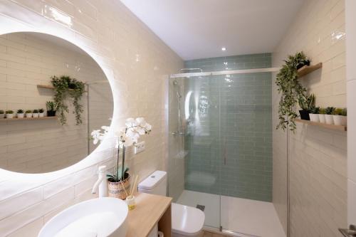 a bathroom with a shower and a toilet and a sink at Baélia Casa Serena in San Rafael