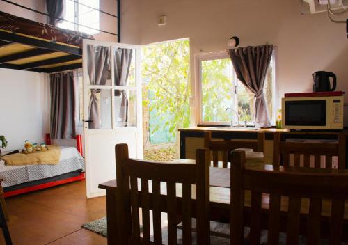 a kitchen and dining room with a table and a microwave at La Moderna in La Falda