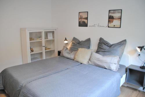 a bedroom with a blue bed with pillows on it at Apartment la rosa in Weißensberg