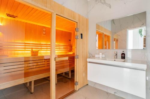 Sacré-Coeur Modern 4BD with sauna for 10 guests!