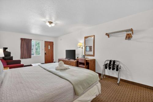 a hotel room with a bed and a television at Eagle Motel Suite 107 in Manitou Springs