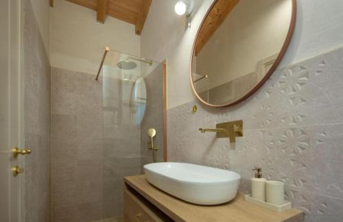 a bathroom with a white sink and a mirror at Villa Stonica in Kringa