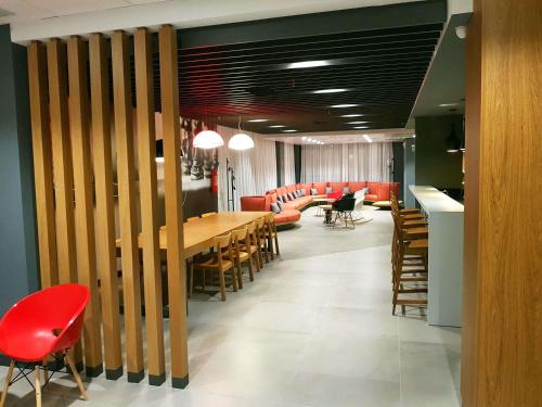 a dining room with a long table and chairs at ibis Carlos Barbosa in Carlos Barbosa