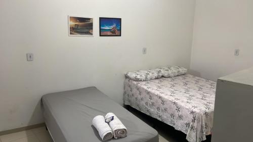 a small room with a bed and a small table at Pousada Recanto Bella Vista in Saubara