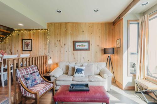a living room with a couch and a table at Lakeview Meadow Retreat in Sisters