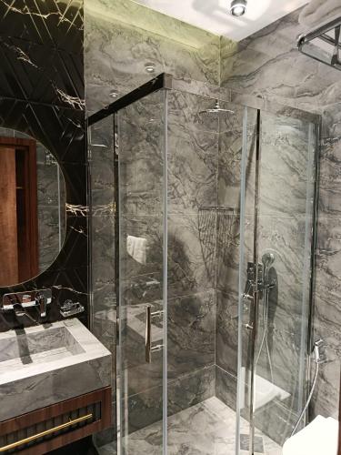 a bathroom with a shower and a sink at Heaven resort hotel in ToÄŸanalÄ±