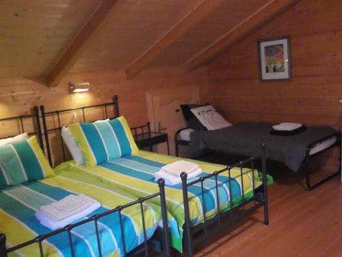 a room with two beds and a table in a cabin at Le Temps-Passe in Saint-Jean-d'Aulps
