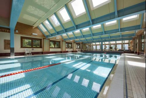 Cosy 2-bed chalet apt with pool, Verbier centre