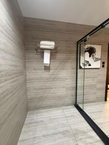 a bathroom with a mirror and towels on a wall at فندق اسيل نجمة واحدة in Salhabah