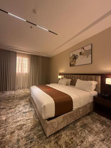a bedroom with a large bed in a room at فندق اسيل نجمة واحدة in Salhabah