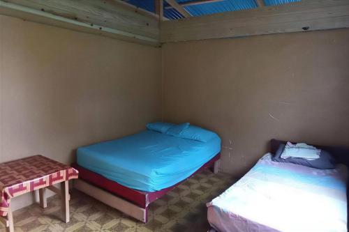a room with two beds and a table in it at San blas Habitacion con comida incluida Icodub in Achoertupo
