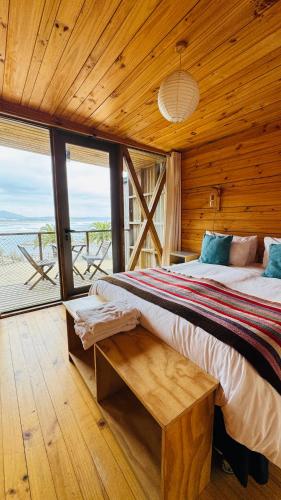 a bedroom with a bed with a view of the ocean at La Ritoqueña Hotel de Playa in Concón