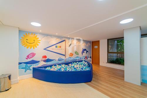 a room with a ball pit in the middle of a room at Apartamento a beira-mar com piscina in Cabedelo