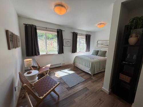 a bedroom with a bed and a table and chairs at Jasper East Hostel - Near Jasper National Park East Gate Entrance in Jasper