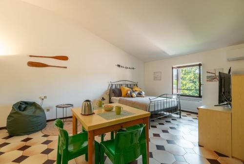 a living room with a table and a bed at Casa Anna in Paratico