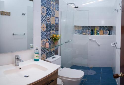a bathroom with a toilet and a sink and a shower at Casa de Campo con Vista al Mar in Tubará