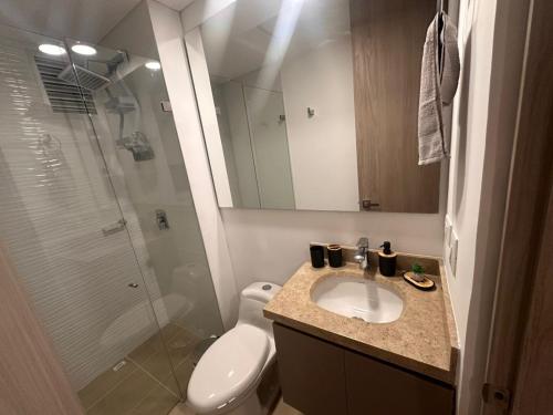 a bathroom with a toilet and a sink and a shower at El paraíso in Gaira