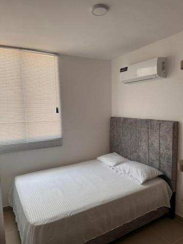 a bedroom with a bed and a air conditioner at El paraíso in Gaira