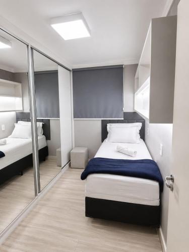 a small room with a bed and a mirror at apartamento Seminate 2 in Franca