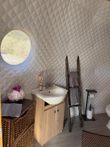 a bathroom with a sink and a window at APPA Glamping Domo 2 Jacuzzi privado in El Quisco