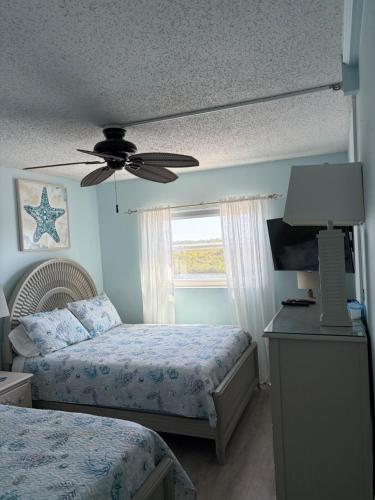 a bedroom with two beds and a ceiling fan at Holiday villa 3 in Clearwater Beach