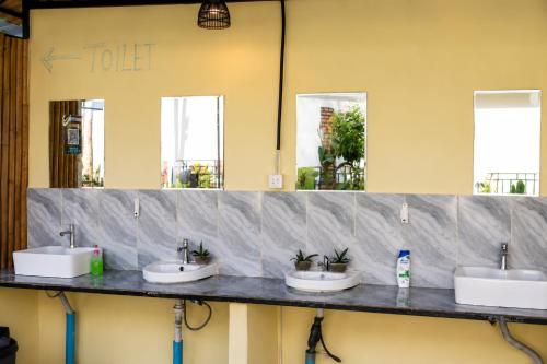 a row of three sinks in a public bathroom at David's Hostel & Restaurant in Kaôh Rŭng (3)