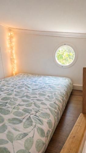 a bedroom with a bed with a round window at Studio à deux pas de Monaco in Roquebrune-Cap-Martin