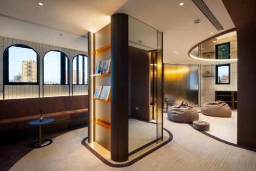 a living room with a mirror pillar and a couch at Boutech hotel Banqiao Yellowstone in Taipei