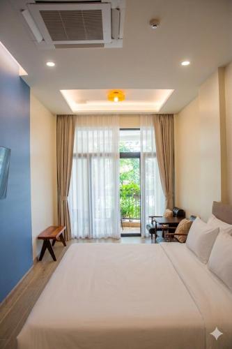 a bedroom with a large bed and a window at An190 Boutique Hotel in Bangkok