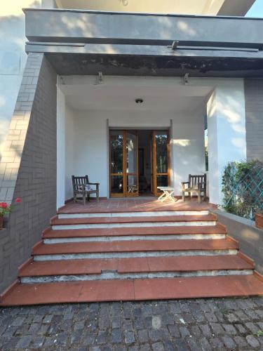 eine Treppe, die zur Eingangstür eines Hauses führt in der Unterkunft Beachside Villa in Quercianella
